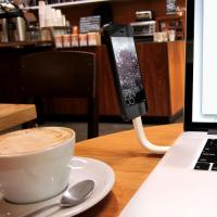くねくね曲がる充電ケーブルでiPhoneを固定!
